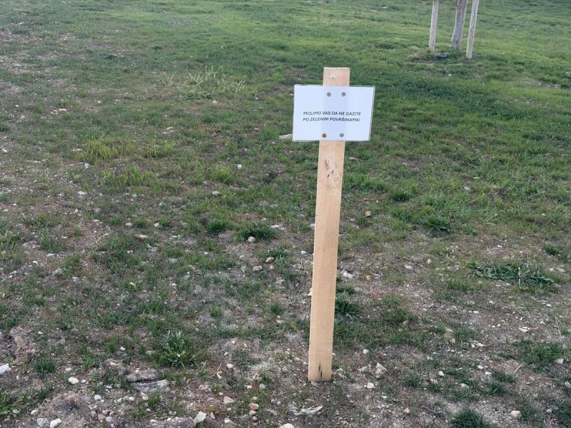 IMPROVIZACIJA Hoće li uroditi plodom natpis na zelenim površinama na Žnjanu?