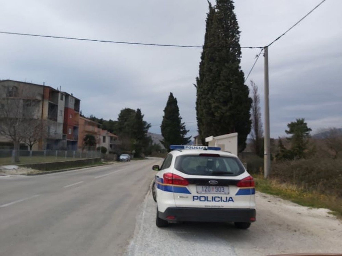Policija zaustavlja u Trogiru