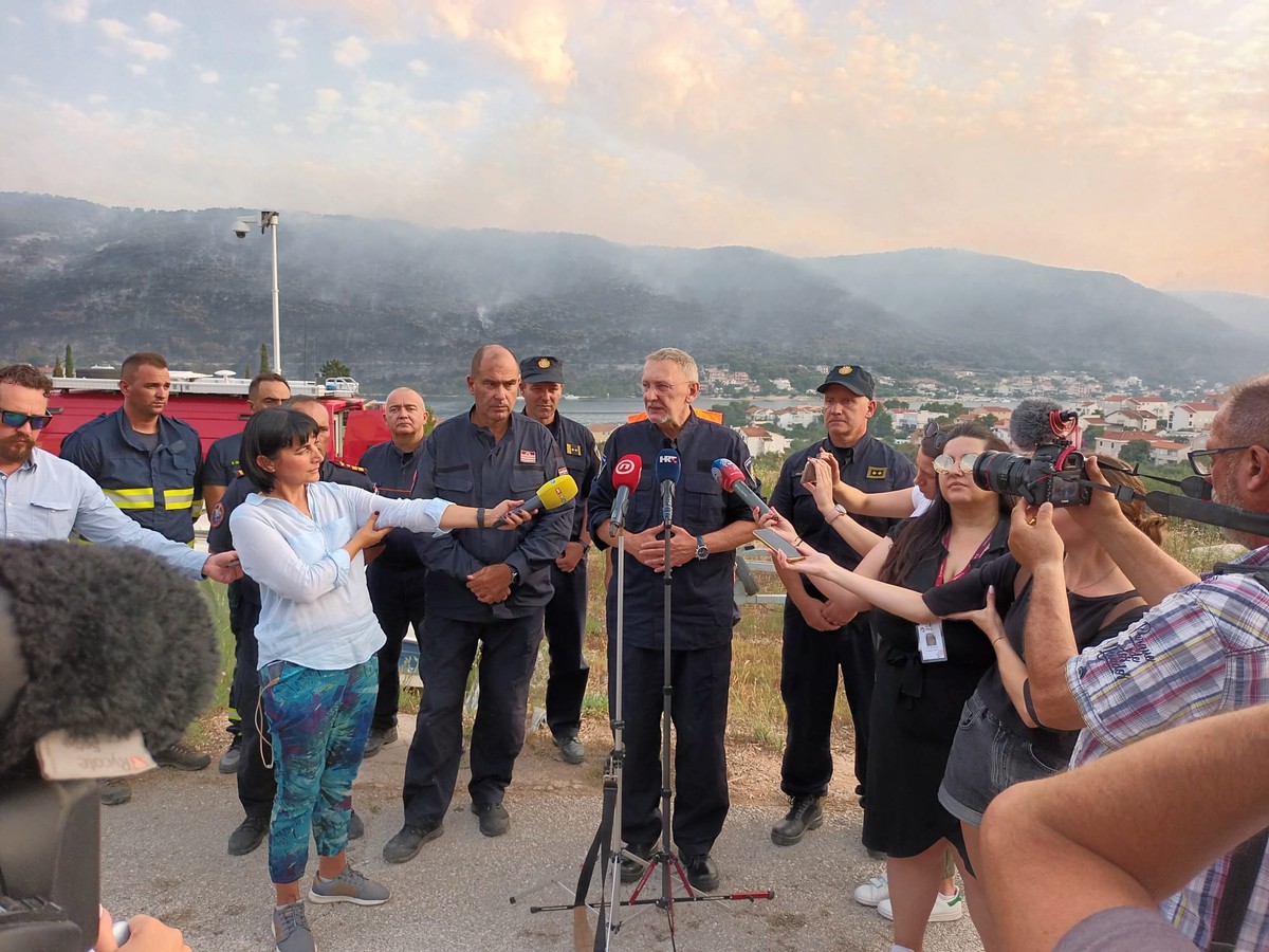 VIDEO Ministar Božinović stigao na požarište kod Šibenika: Nema žrtava. Oštećeno je sedam kuća i isto toliko automobila