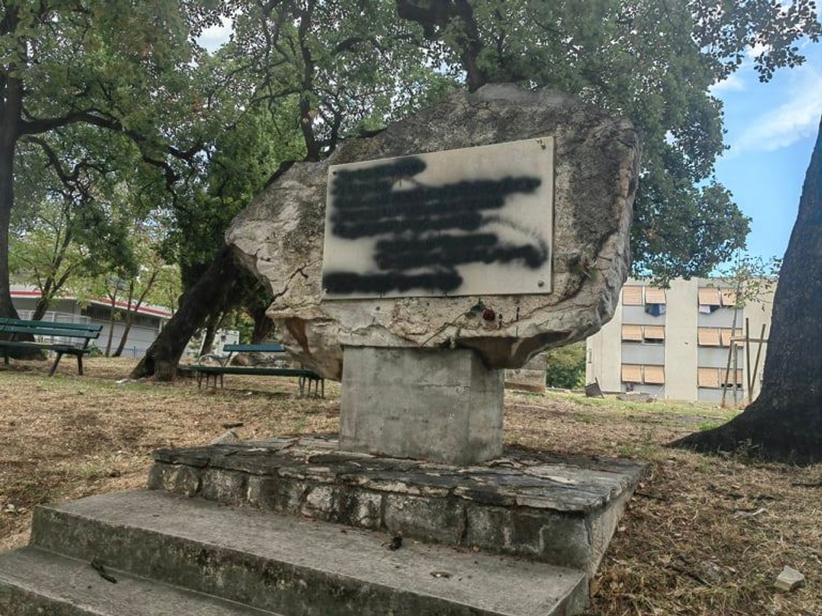 VIDEO: VANDALSKI ČIN Crnim autolakom posprejana spomen ploča Prvom splitskom partizanskom odredu na Plokitama