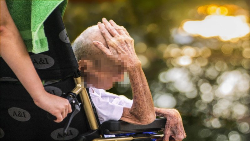 HOROR U SPLITU Starca zatočila gladnog i žednog u stanu, uzela mu nekretnine, dionice i mirovinu
