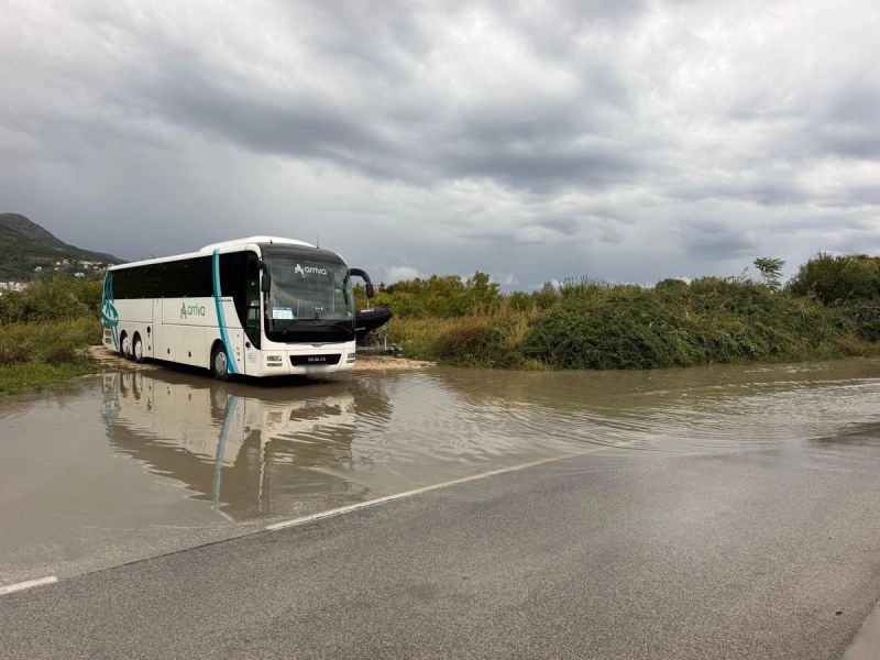 FOTO/VIDEO Nevjerojatni prizori na istoku grada: Obična kiša pretvorila cestu u jezero, jedva prolaze i kamioni!