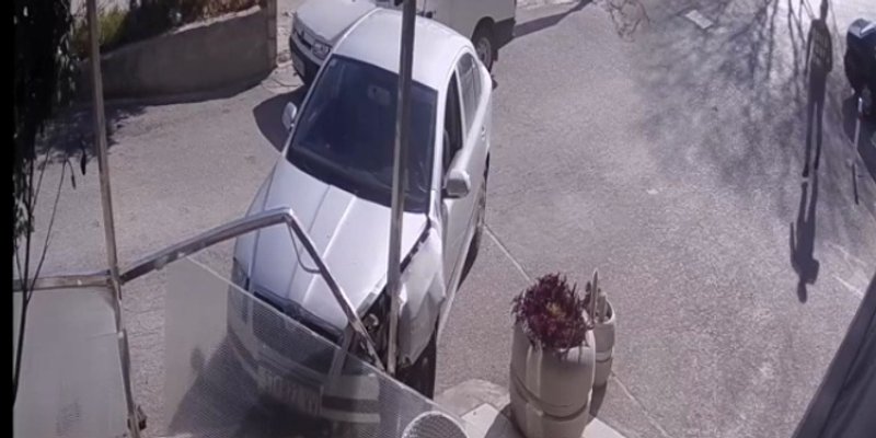 NEVJEROJATNA SNIMKA Izbjegavao nalet na pješaka i zabio se u štekat na Sućidru