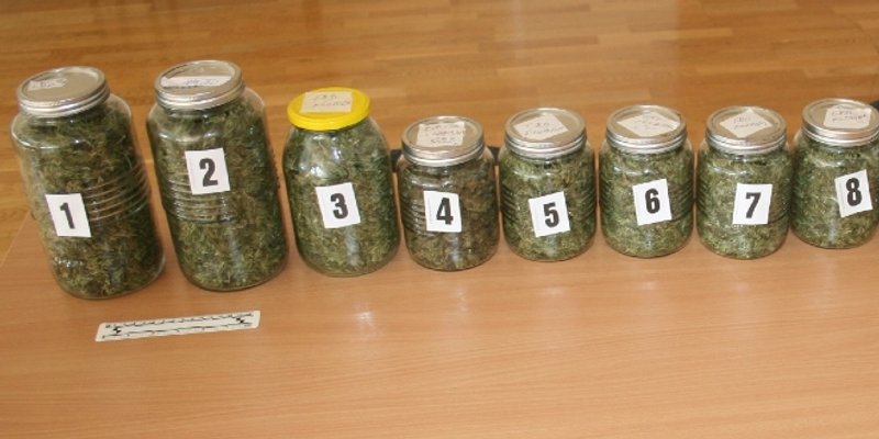 UHIĆEN NA GRANICI Gotovo kilogram marihuane prevozio u staklenkama