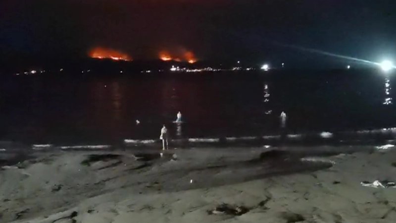 VIDEO Pogled s Bačvica na Brač, požar i večeras izgleda strašno