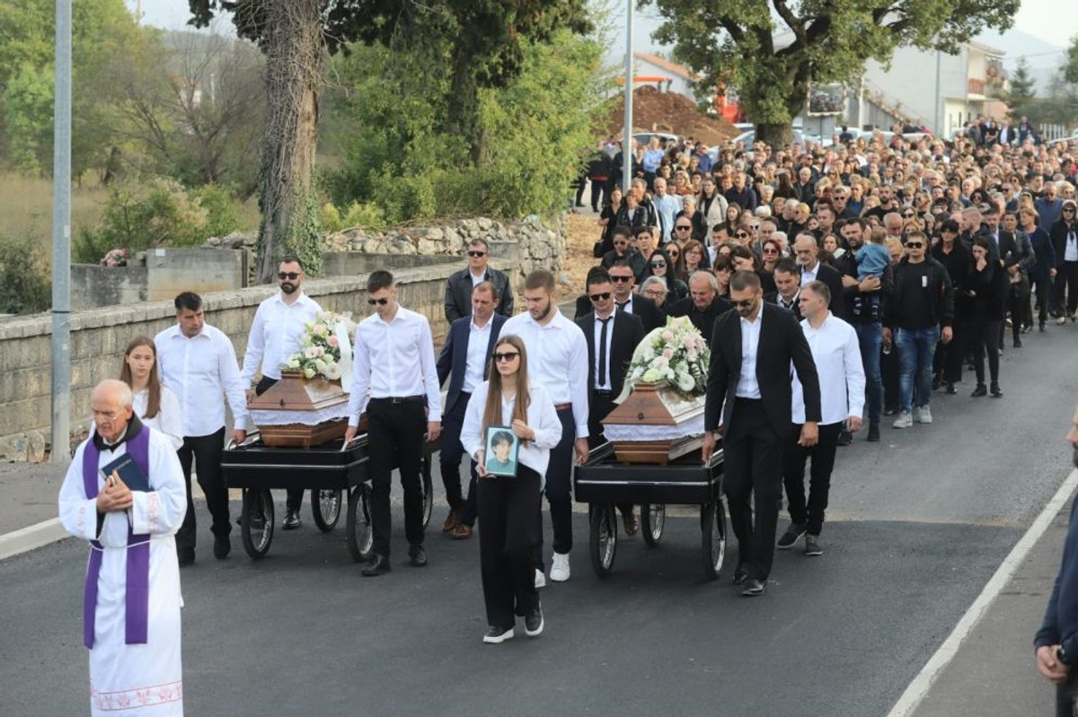 Sahrana sestara Bezina u Prugovu | foto: Veljko Martinović