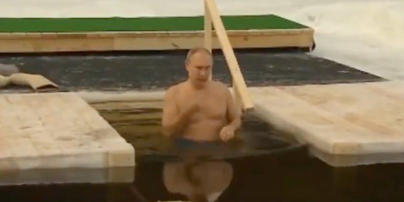 VIDEO Putin se tradicionalno okupao u ledenoj vodi