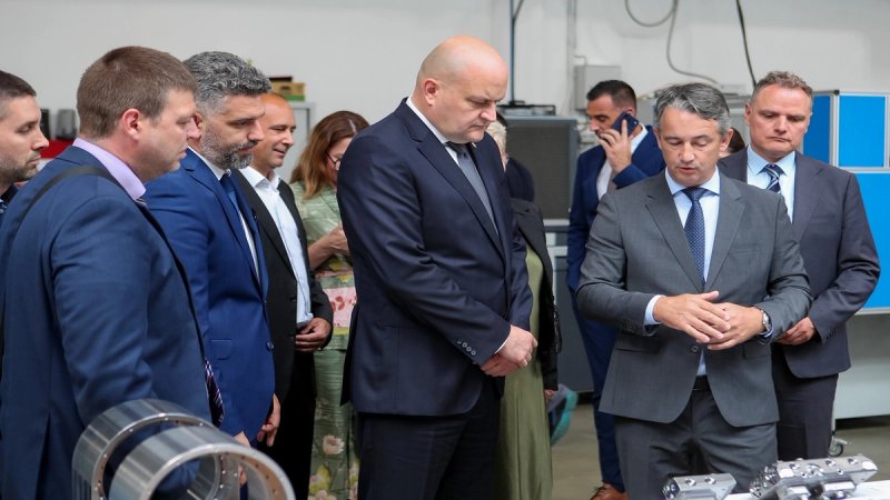 Ministar Šušnjar u Zadru uručio ugovor vrijedan 1,6 milijuna eura za električne autobuse