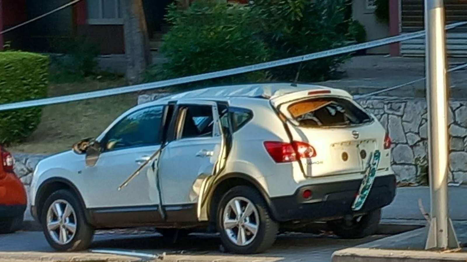FOTOGALERIJA: Policija na mjestu eksplozije vozila u Velebitskoj, traje očevid
