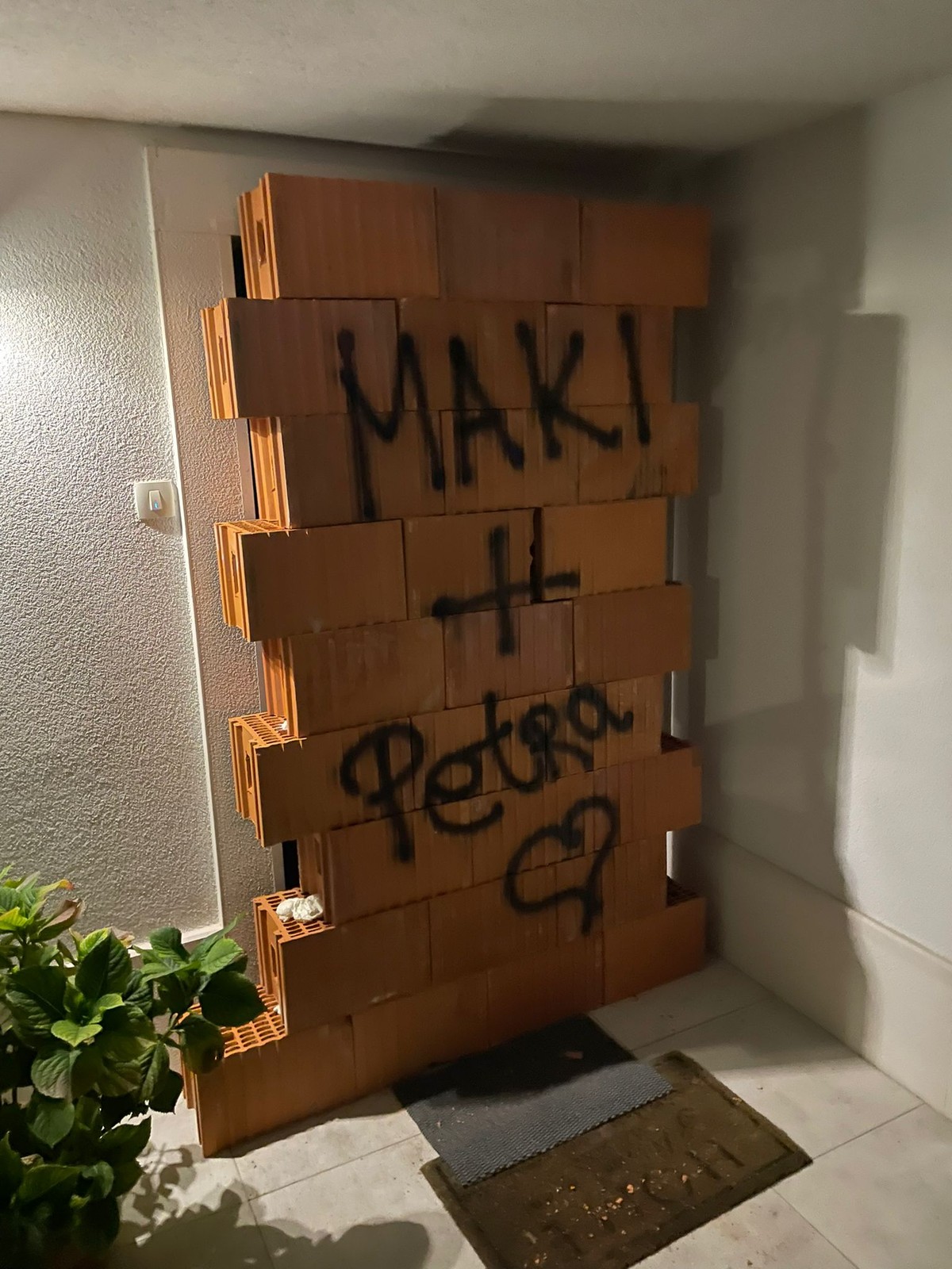 SAMO NA BRAČU Neodlučnom mladoženji odlučili stati na kraj. 'Zazidali' ga u kući