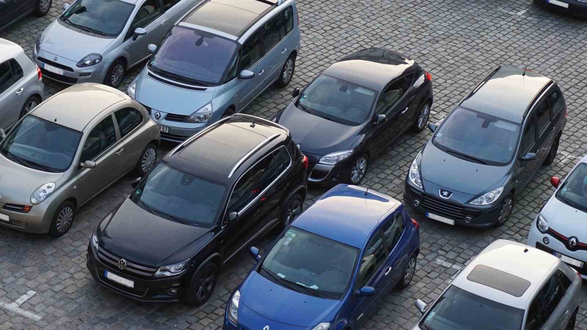 Krvav sukob zbog parkinga u Sinju, vozač drugog udario u glavu pa mu razbio staklo