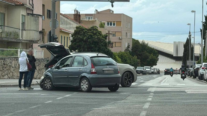 Prometna u Splitu: Dva auta se sudarila na frekventnom križanju