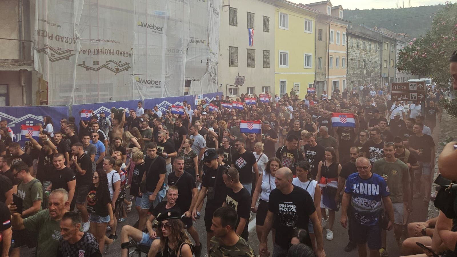 FOTO/VIDEO Počeo mimohod u Kninu: Tisuće odaju počast Oluji i hrvatskim braniteljima