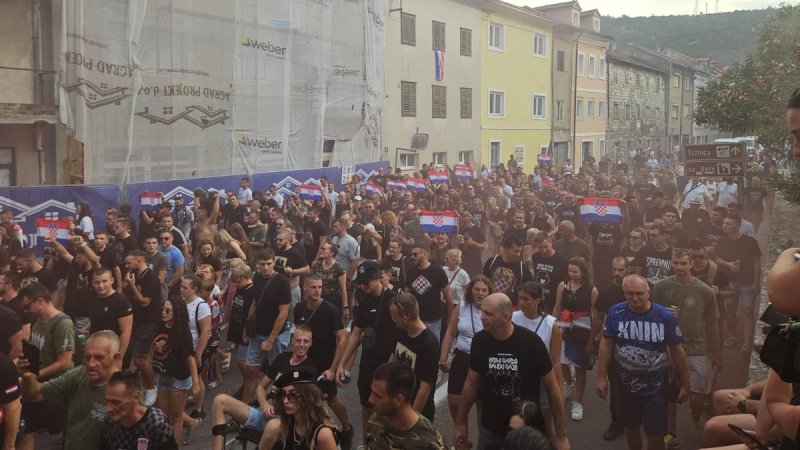 FOTO/VIDEO Mimohod u Kninu: Tisuće odale počast Oluji i hrvatskim braniteljima