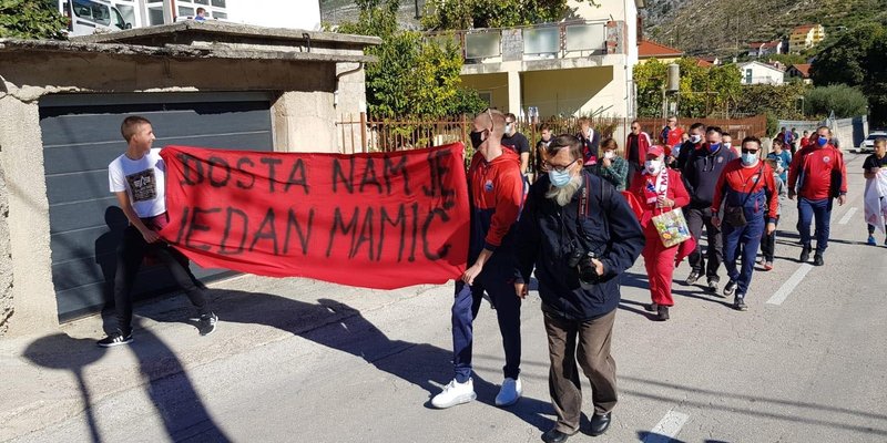 FOTO/VIDEO: VIŠE OD DERBIJA Navijači nose transparent 'dosta nam je jedan Mamić'