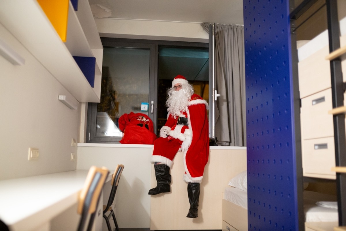 Djed Božićnjak darivao studente