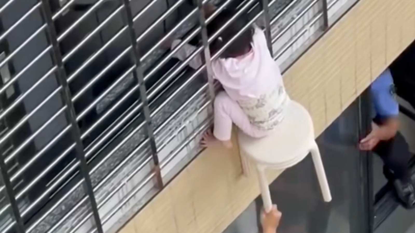 VIDEO Trogodišnja djevojčica visjela s 12. kata zgrade, spasili su je susjedi