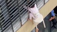 VIDEO Trogodišnja djevojčica visjela s 12. kata zgrade, spasili su je susjedi
