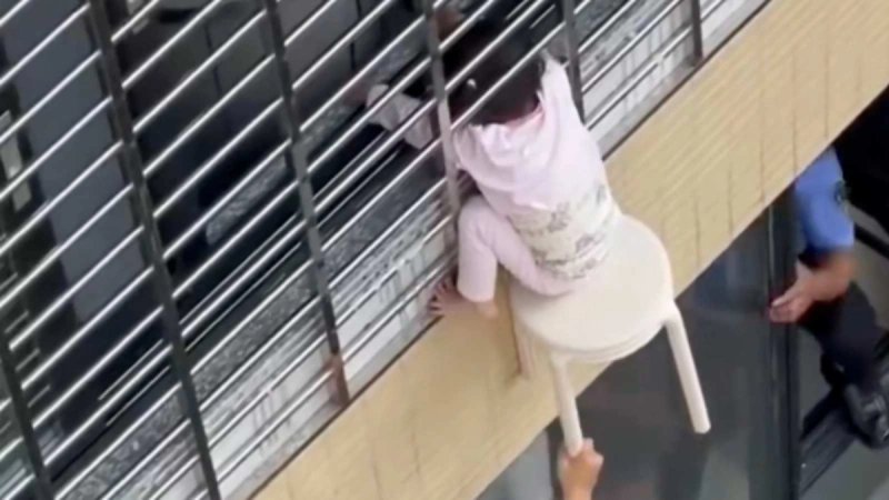 VIDEO Trogodišnja djevojčica visjela s 12. kata zgrade, spasili su je susjedi