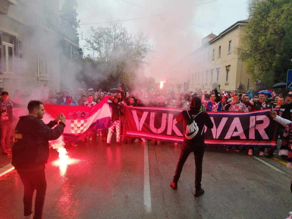 Kolona navijača prema Poljudu | foto: Veljko Martinović