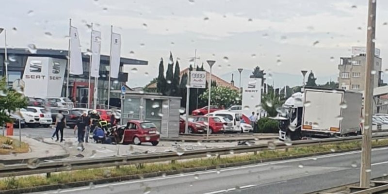 TEŠKA NESREĆA U SOLINU Sudar teretnjaka i auta, jedna osoba prevezena u bolnicu