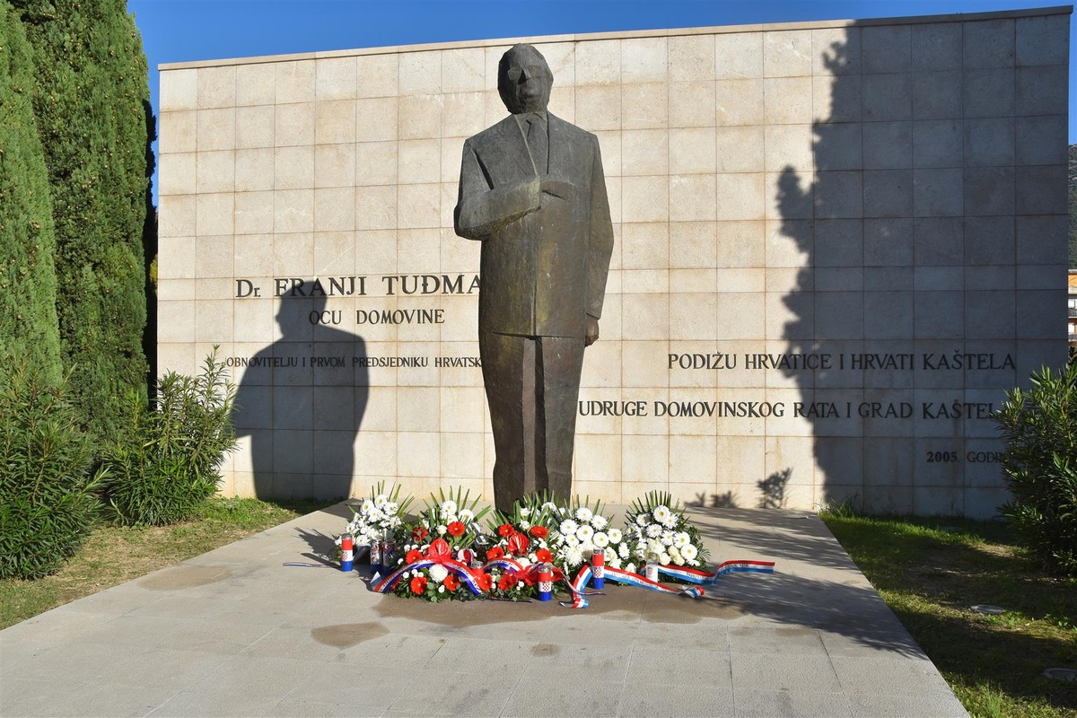 KAŠTELA Polaganje vijenaca uoči blagdana Svih svetih i Dušnog dana