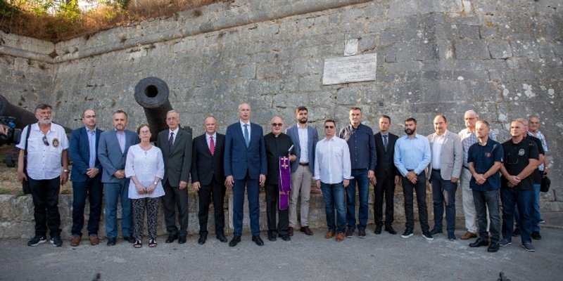Puljak i Čogelja zajedno položili cvijeće ispred ulaza u tvrđavu Gripe