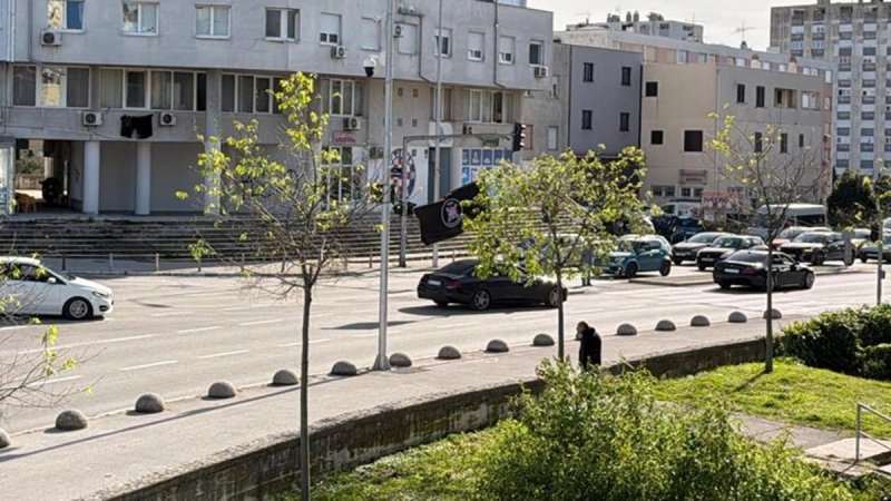 VIDEO Pir u Splitu pod HOS-ovom zastavom