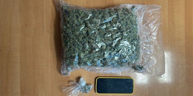 'NAPUŠAVALI' SE U AUTU Policija im pronašla više od kilograma marihuane