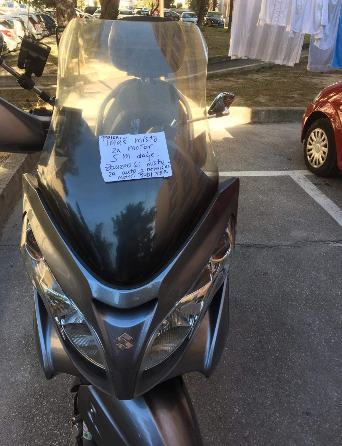 SAMOŽIVOST KOJA LJUTI Parkirao motocikl na mjesto za auto i dobio poruku