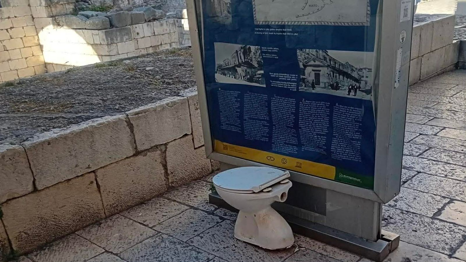 NEVIĐENO! U srcu Splita osvanula šporka toaletna školjka