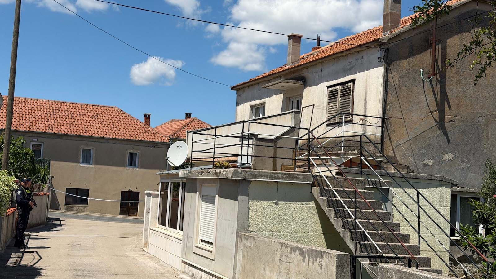 FOTO/VIDEO Opsadno stanje u Drnišu, duge cijevi na ulicama, zvuk helikoptera para nebo
