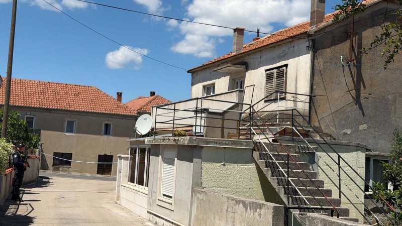 FOTO/VIDEO Opsadno stanje u Drnišu, duge cijevi na ulicama, zvuk helikoptera para nebo