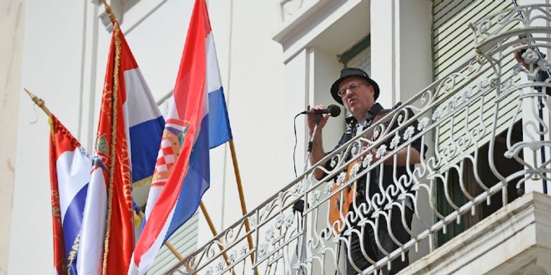 VUCO PRIREDIO ŠOU U SPLITU Zapjevao 'Volim piti i ljubiti' s balkona HSS-a: 'Za mene će glasati svi kojima se politika gadi'