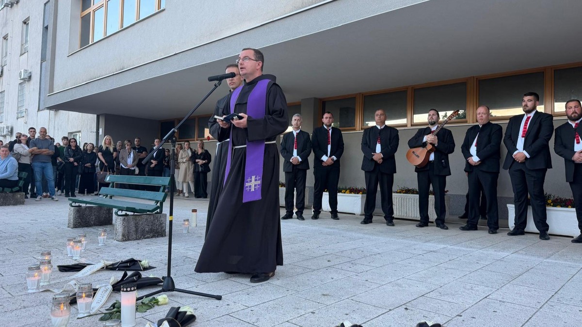 VIDEO: U trenucima goleme tuge drniška klapa zapjevala kršćansku pjesmu