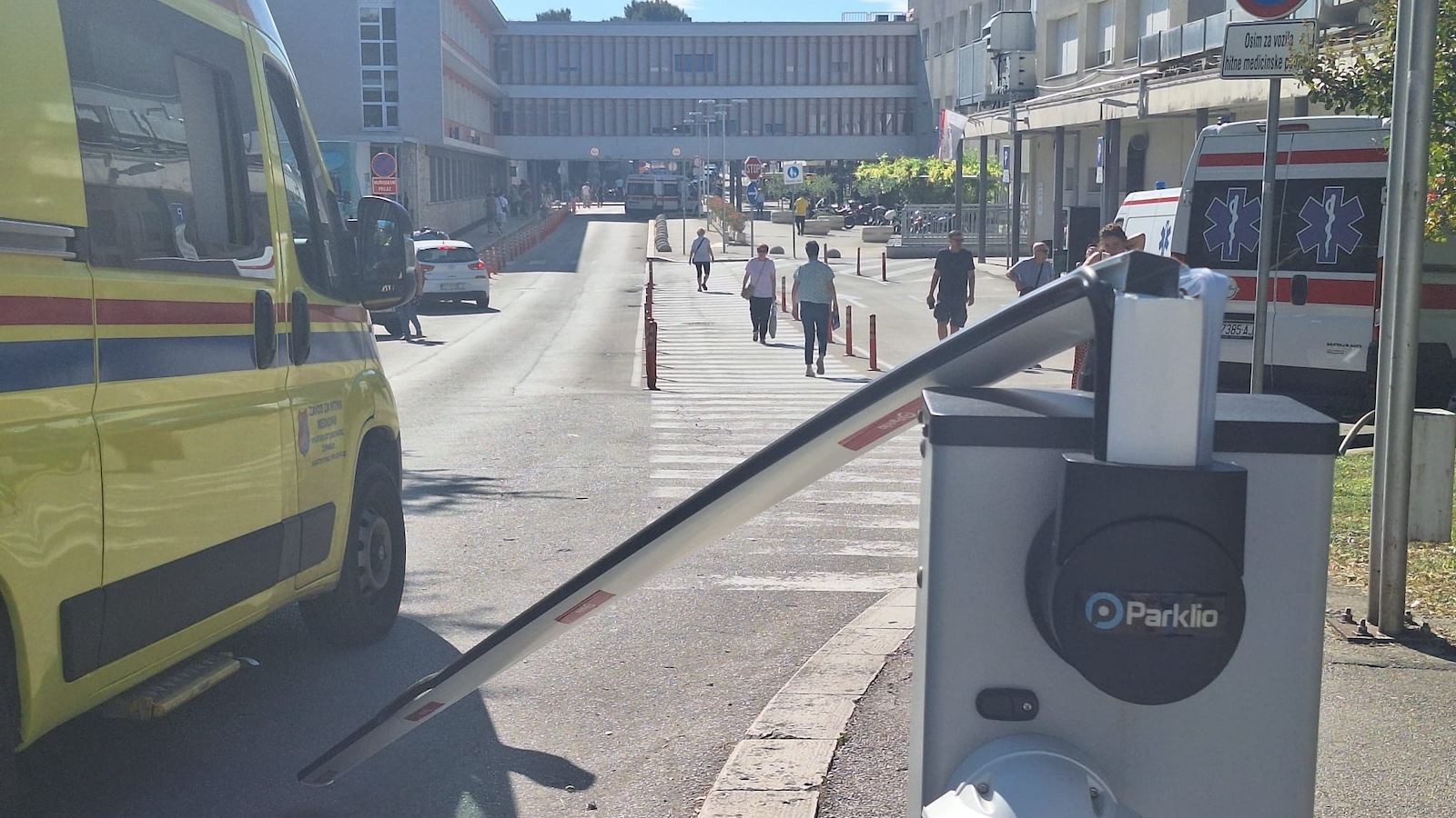 FOTO Nije prvi put: Slomljena rampa na ulazu u bolnicu