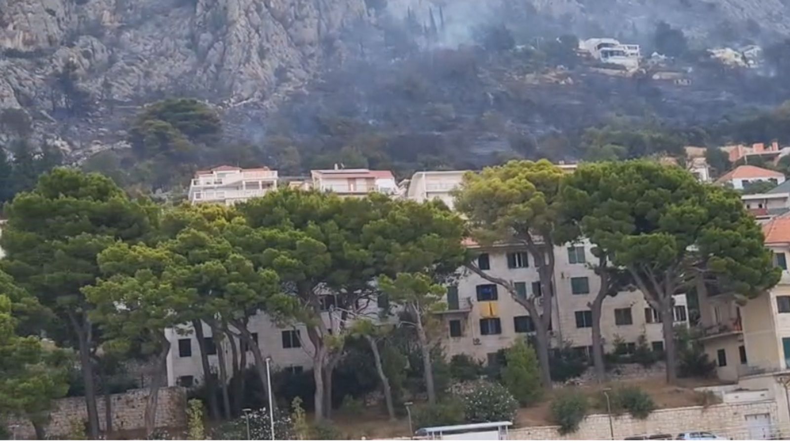 VIDEO Ovaj dio Omiša sinoć je bio u plamenu, izgledalo je da je sve izgorjelo