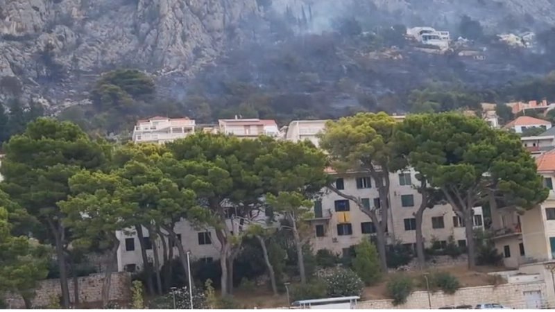 VIDEO Ovaj dio Omiša sinoć je bio u plamenu, izgledalo je da je sve izgorjelo