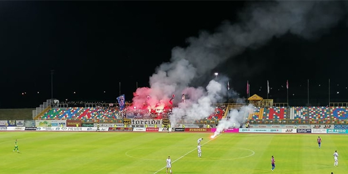 Torcida napravila bakljadu i istaknula poruku