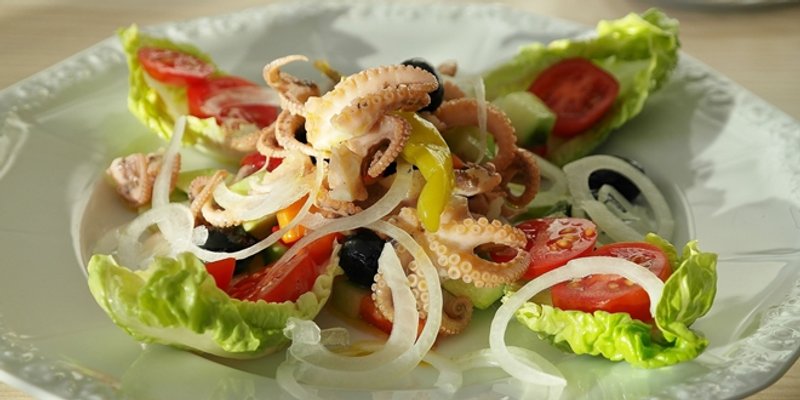 Corto Maltese zbog hobotnice protiv Kulta plave kamenice: Vijeće časti HND-a utvrdilo kršenje etičkih načela