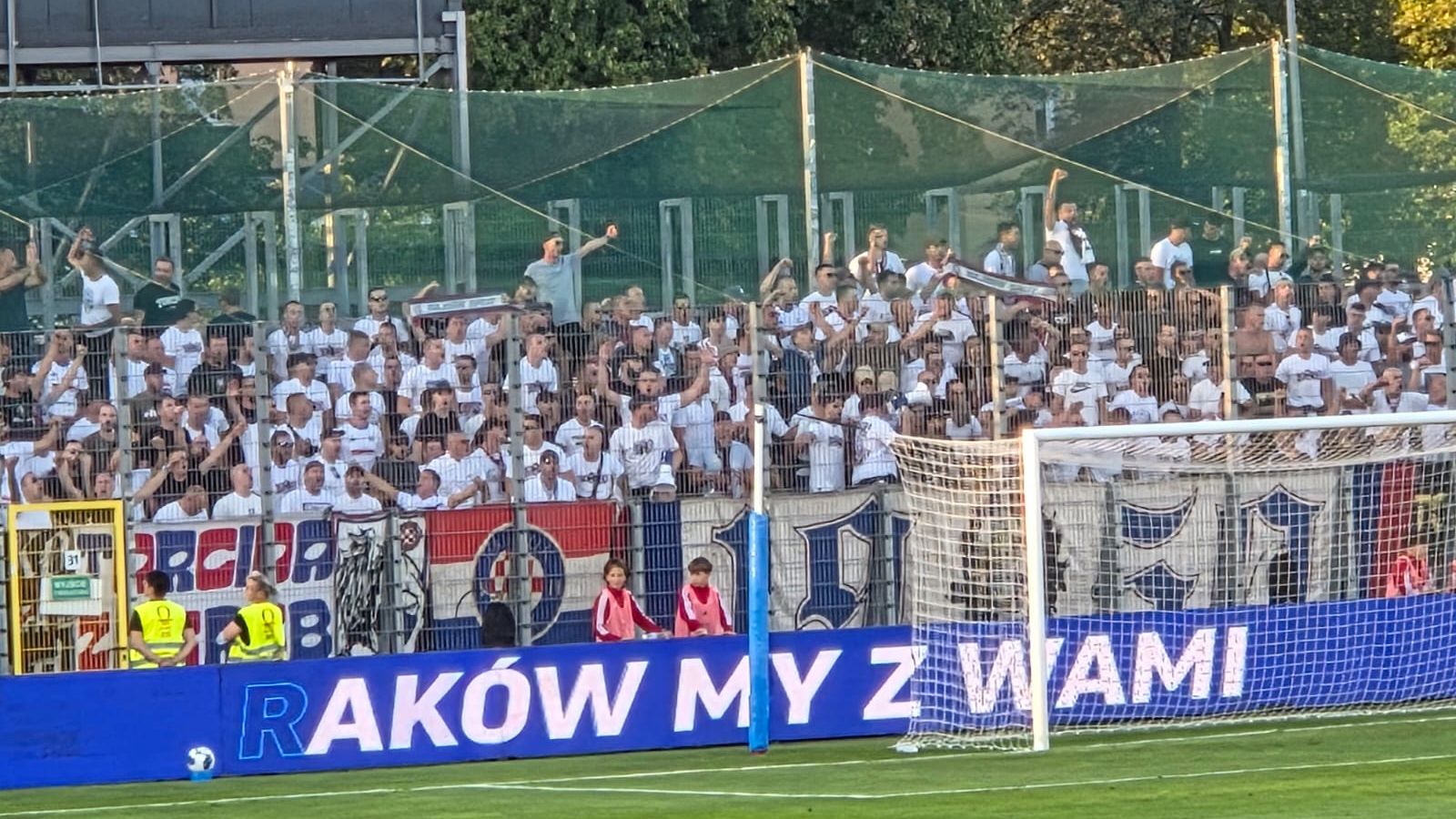 VIDEO: Torcida prije utakmice pozvala igrače, zatim se zaorilo 'hoćemo pobjedu!'