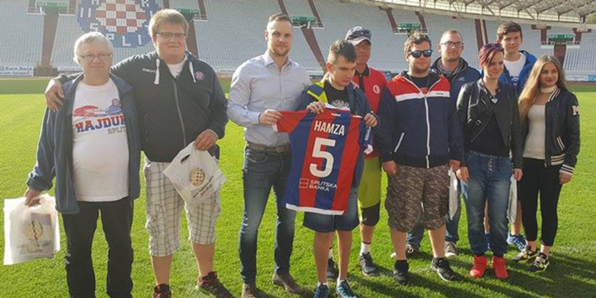 VELIKI HAJDUK: Slijepi Jan Vich prije povratka u Trutnov na dar je dobio dres svog omiljenog igrača Hamze Barryja