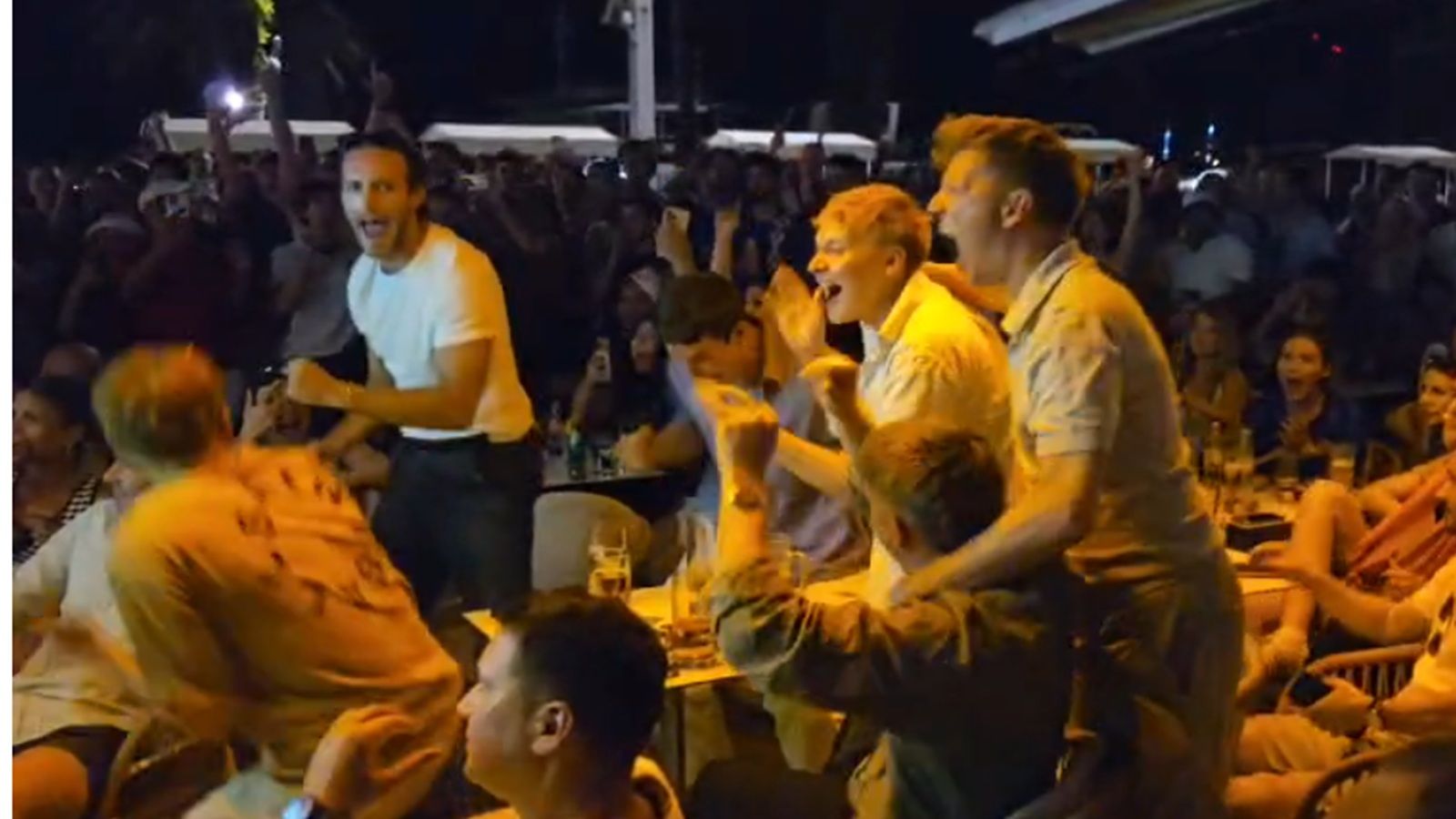 VIDEO: VAR im je išao na ruku, pogledajte kako su Englezi na Rivi eksplodirali od oduševljenja