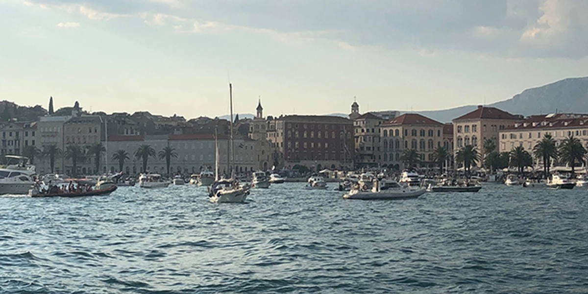 UŽIVO ISPRAĆAJ OLIVERA: Katamaran se otisnuo od obale uz pjesmu 'Vela Luka', brojni brodovi ga ispratili iz splitske luke