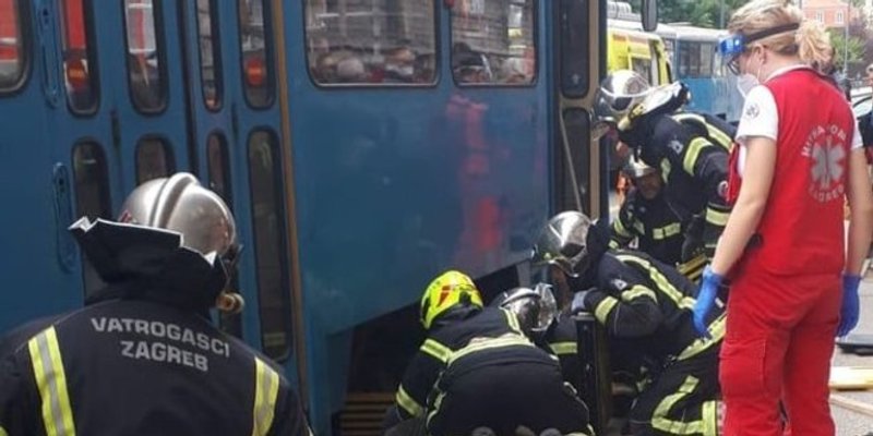 NEVJEROJATNA NESREĆA Starija žena pala pod tramvaj, izvlačili je vatrogasci