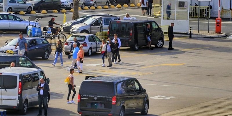 NOVI INCIDENT U SPLITSKOJ LUCI Taksist napao kolegu i nokautirao ga pred strankama