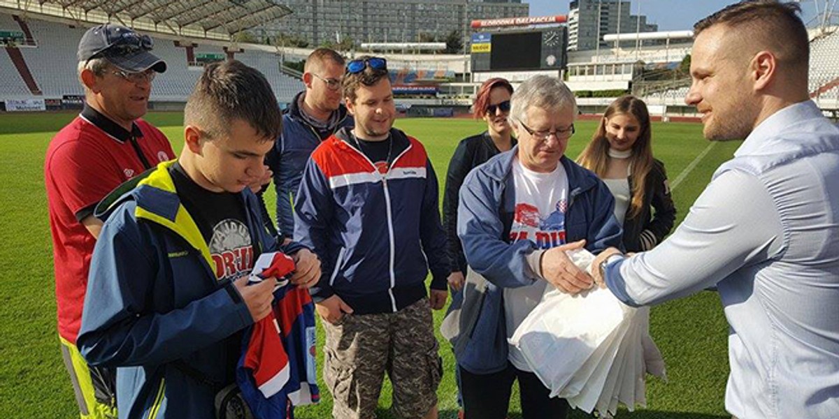 VELIKI HAJDUK: Slijepi Jan Vich prije povratka u Trutnov na dar je dobio dres svog omiljenog igrača Hamze Barryja