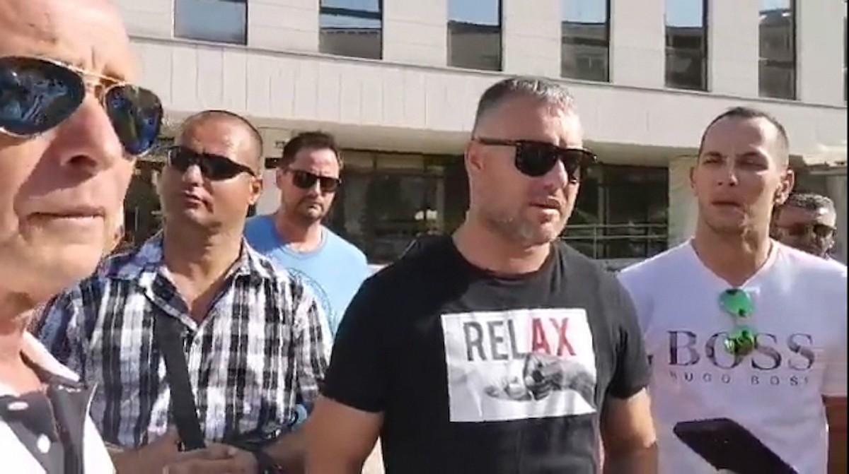 KAŠTELANSKI TAKSISTI VOZILI OD RESNIKA DO SPLITA 'Pustite Silvija Kneževića, nevin leži u zatvoru'