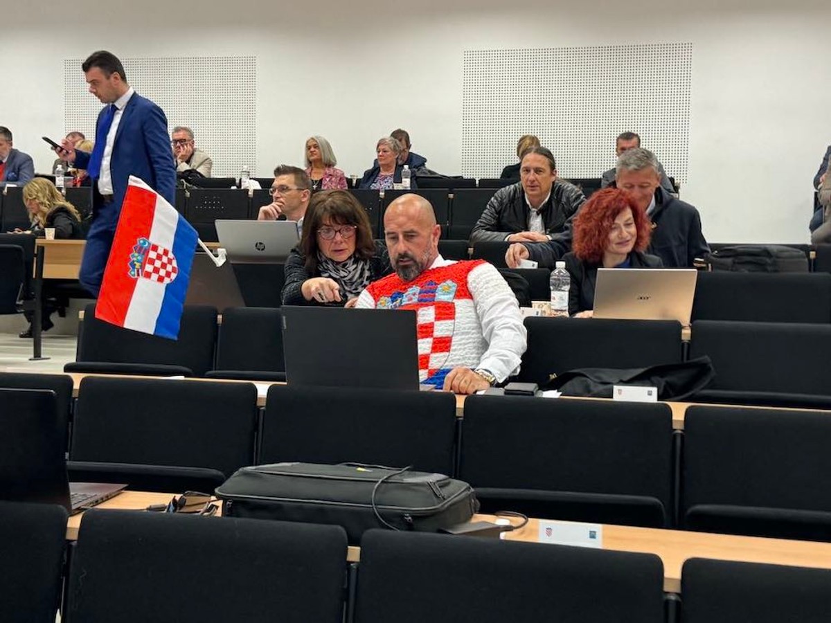 PERFORMANS NA SKUPŠTINI: Vijećnik u majici s trobojnicom i raspelom na sjednici, prozvao vlast za pogodovanje