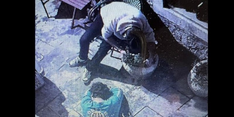 SPLIT PRIJE SRCA SEZONE Galama, uriniranje, konzumacija opijata...